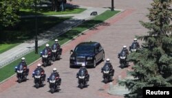 The new President Vladimir Putin's Russian-made limousine, part of the Cortege project, drives during an inauguration ceremony at the Kremlin in Moscow, May 7, 2018. (Sputnik/Vitaly Belousov/Pool via Reuters)