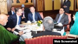 PM Inggris David Cameron (kedua dari kiri) menjadi tuan rumah pembicaraan antara Presiden Afghanistan Hamid Karzai (kiri) dan Presiden Pakistan Asif Ali Zardari (kedua dari kanan) di London hari Senin (4/2).
