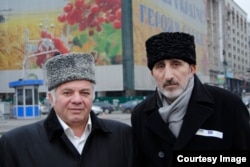 Qrim-tatarlar huquqi faollari Sinovar Qodirov (o'ngda) va Abmajit Sulaymonov