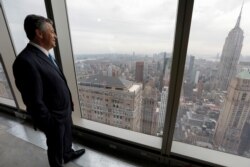 Marc Holliday, Chairman dan CEO SL Green Realty Corp, berdiri di lantai 54 dari menara perkantoran 77 lantai, One Vanderbilt, di Manhattan, New York. 9 September 2020. (Foto: REUTERS/Mike Segar)