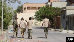 Des soldats du gouvernement d'union nationale libyen (GNA) lors d'une opération contre l'Etat Islamique (EI) à Syrte, en Libye, le 3 aout 2016. 