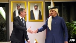 Sakataren harkokin wajen Amurka Antony Blinken lokacin sadawarsa da Firai Minista kuma Ministan harkokin waje na kasar Qatar Sheikh Mohammed bin Abdulrahman al-Thani, a Annex, a Doha Fabrairu 6, 2024