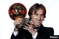 지난 3일 프랑스 파리에서 열린 제63회 ‘발롱도르(Ballon d'Or)' 시상식에서 수상한 크로티아 출신의 모드리치 선수가 트로피를 들어 보이고 있다.