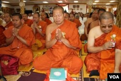 ព្រះសង្ឃនិងពុទ្ធបរិស័ទកំពុងភាវនា ផ្ចង់ អាន និងផ្ទៀងគម្ពីរព្រះត្រៃបិតក ក្នុងពិធីបុណ្យសូត្រ ព្រះត្រៃបិតក ក្នុងវត្តមុនីសុតារាម រដ្ឋ មីនីសូតា សហរដ្ឋអាមេរិក កាលពីថ្ងៃអាទិត្យ ទី២៦ ខែ ឧសភា ឆ្នាំ ២០១៩ ។ (សាយ មុន្នី/VOA)