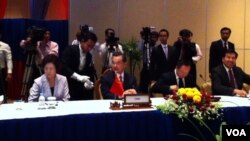 លោក​វ៉ាង យី​ រដ្ឋមន្ត្រី​ការបរទេសចិន​និង​គណៈ​ប្រតិភូ​នៅ​​ក្នុង​កិច្ច​ប្រជុំ​ជាមួយ​​សមភាគី​កម្ពុជា​។​