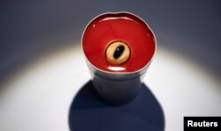 Minuman Bloody Mary ala Mongolia, yang terbuat dari acar bola mata kambing dan jus tomat, dipamerkan di Disgusting Food Museum atau Museum Makanan Menjijikan di Malmo, Swedia, Minggu, 4 November 2018. (Foto: TT News Agency/Johan Nilsson via Reuters)