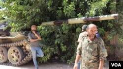 "Cinq combattants (du GNA) ont été tués lors d'un raid aérien jeudi à l'aube et quatre autres pendant les affrontements avec les forces pro-Haftar", a affirmé à l'AFP jeudi soir Moustafa al-Mejii, porte-parole des forces du GNA.