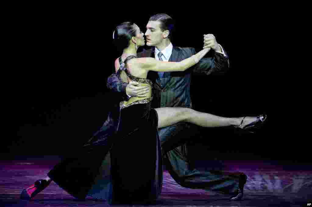 Penari Guido Palacios dan Florencia Castilla, dari Argentina, memenangkan final kejuaraan dunia Tango di Buenos Aires, Argentina.