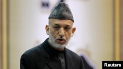 Presiden Afghanistan Hamid Karzai berbicara dalam pembukaan Loya Jirga di Kabul (21/11). (Reuters/Omar Sobhani)
