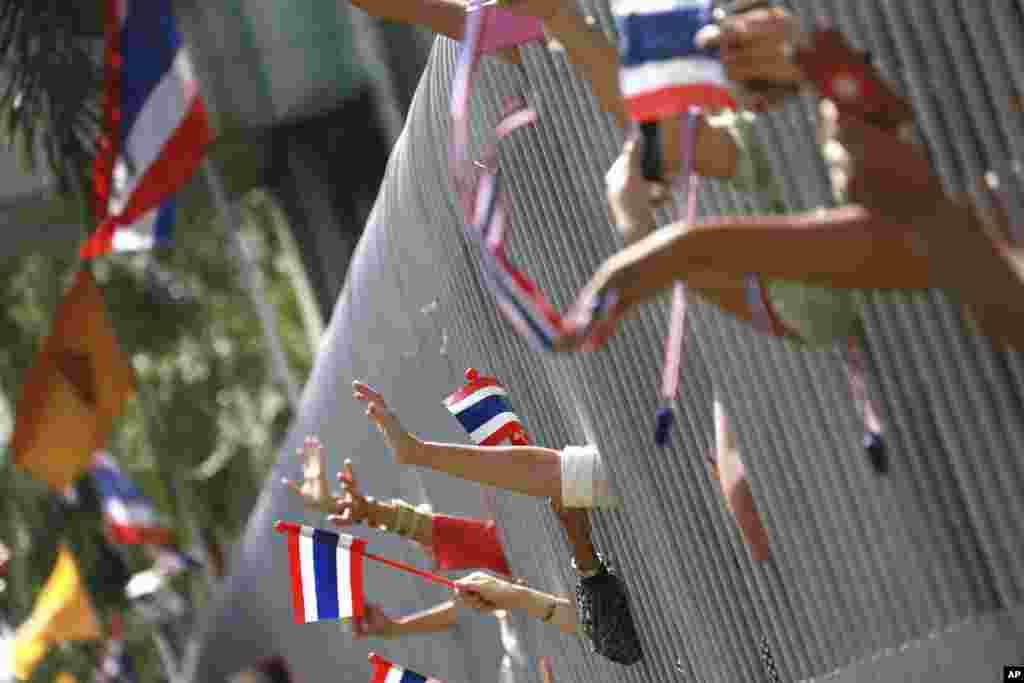 Supporters cheer anti-government protesters marching in Bangkok, Nov. 27, 2013.