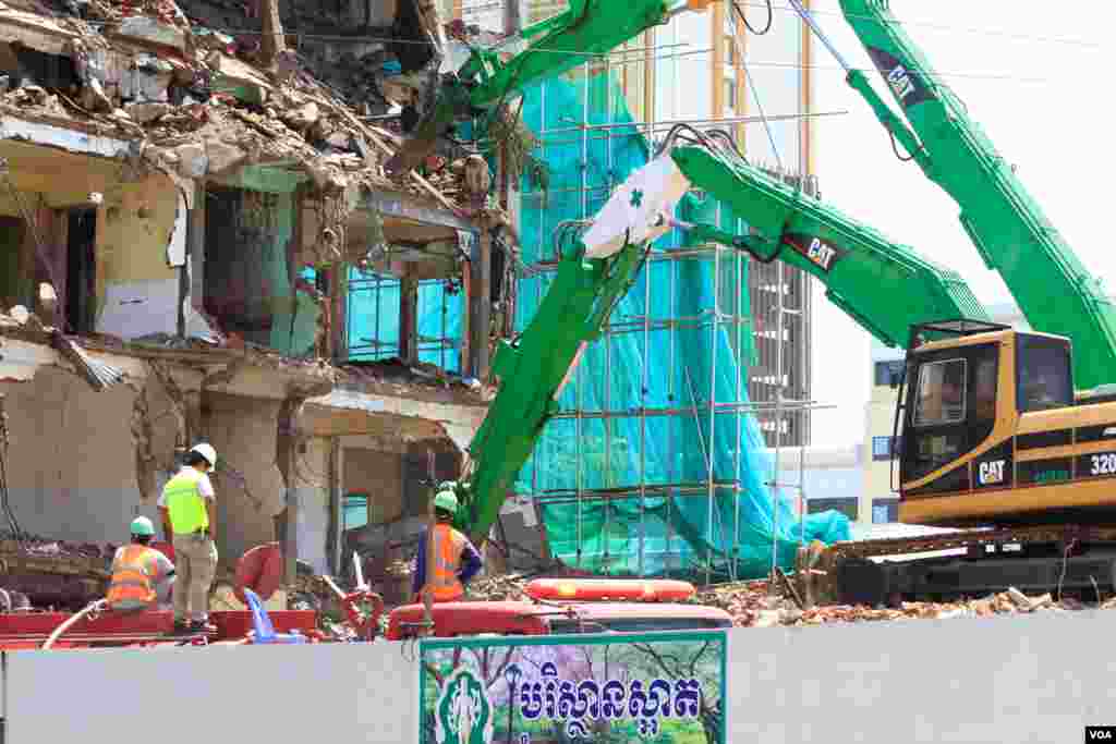 សកម្មភាព​នៃ​ការ​វាយកម្ទេច​អគារប៊ូឌីញ​ ឬ​ "អគារ ស​" ដែល​ជិត​ដល់ទី​បញ្ចប់ ​ក្នុង​រាជធានី​ភ្នំពេញ​ នាថ្ងៃទី​២៤​ ខែសីហា​ ឆ្នាំ២០១៧។ ​អគារ​ប៊ូឌីញ​ កសាង​ឡើង​ក្នុង​អំឡុង​ឆ្នាំ១៩៦០​ ហើយ​អគារ​នេះ​ចាប់ផ្តើម​វាយកម្ទេច​នា​ខែ​ កក្កដា​ ឆ្នាំ​២០១៧។ (ហ៊ាន សុជាតា/VOA)