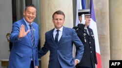 ประธานาธิบดีฝรั่งเศส เอ็มมานูเอล มาคร็อง ต้อนรับนายกรัฐมนตรีไทย เศรษฐา ทวีสิน ที่ Elysee Palace วันที่ 16 พ.ค. 2567 (AFP)