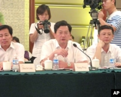 南京市监察局副局长杨平(中)