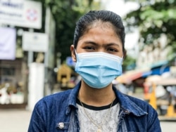 កញ្ញា ហេង គីមឡៃ អាយុ​២១ឆ្នាំ មាន​ស្រុក​កំណើត​នៅ​ខេត្ត​ព្រៃវែង ជា​កម្មការី​រោងចក្រ​នៅ​សង្កាត់​ចាក់​អង្រែលើ​ បានមក​ចាក់​វ៉ាក់សាំង​បង្ការ​កូវីដ ដូស​ទី ៣ នៅ​មន្ទីរពេទ្យ​បង្អែក​ច្បារអំពៅ ក្នុង​រាជធានី​ភ្នំពេញ កាលពី​ថ្ងៃ​ទី ១៤ ខែតុលា ឆ្នាំ ២០២១។ (ធីតា វីន/វីអូអេ)