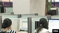 Warga Tiongkok makin ketagihan berbelanja online. Saat ini ada sekitar 20 ribu situs perdagangan online di Tiongkok.