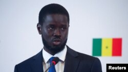 Le président élu du Sénégal, Bassirou Diomaye Faye, s'exprime lors d'une conférence de presse à Dakar, le 25 mars 2024 (REUTERS/ Luc Gnago). 