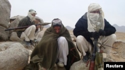 ربودن و به گلوله بستن مسافران در مسیر کابل بامیان و هرات بی پیشینه نبوده است.