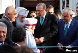 Presiden Turki Tayyip Erdogan dan Perdana Menteri Bulgaria Boyko Borissov menghadiri pembukaan kembali gereja Ortodoks Bulgaria St. Stefan di Istanbul, 7 Januari 2018.