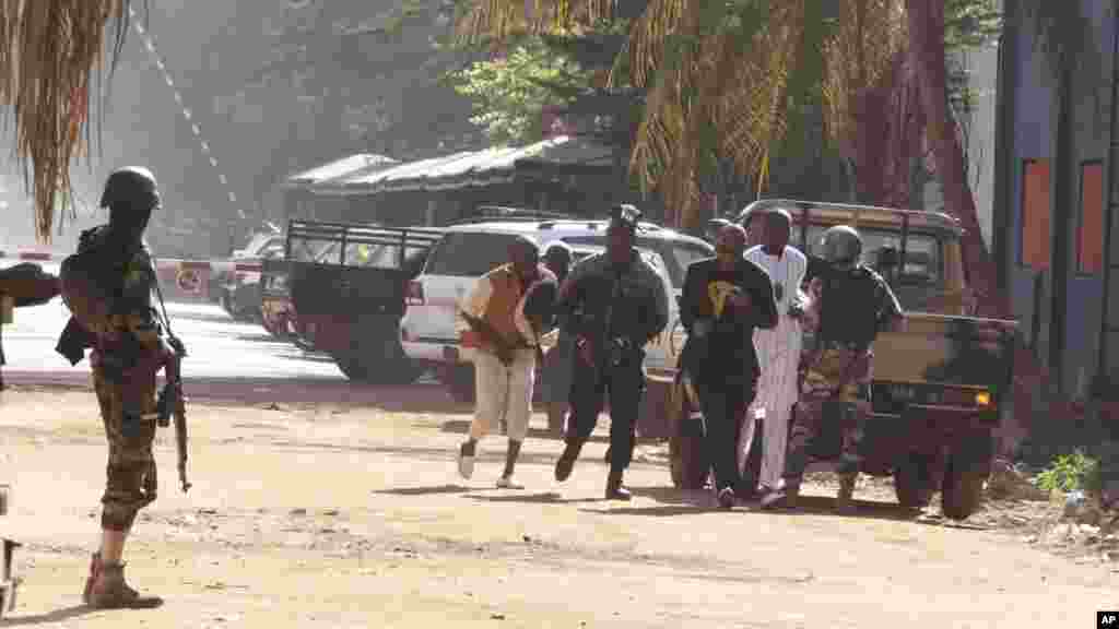Des personnes fuient l&#39;hôtel Radisson attaque par des hommes en armes, Bamako, 20 novembre 2015. &nbsp;