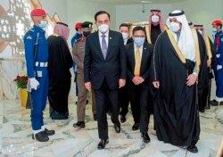 Perdana Menteri Thailand Prayuth Chan-ocha (kiri depan), berbicara dengan Pangeran Mohammed bin Abdulrahman bin Abdulaziz, Wakil Gubernur Riyadh, Selasa, 25 Januari 2022. (Saudi Press Agency, SPA via AP).