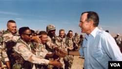 Prezident Corc Buş “Səhrada Fırtına” əməliyyatı ərəfəsində əsgərlərlə görüşür.