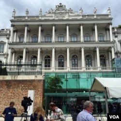 The venue for Iran nuclear talks, the Palais Coburg Hotel, Vienna, Austria, June 27, 2015. (Brian Allen/VOA)
