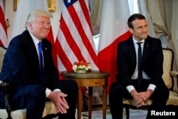 Les présidents français et américains, Emmanuel Macron et Donald Trump, lors du sommet de l'Otan à Bruxelles, en Belgique, le 25 mai 2017.