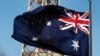 Bendera Kedutaan Besar Australia berkibar di dekat Menara Eiffel di Paris, 13 Maret 2016. (Foto: REUTERS/Mal Langsdon)