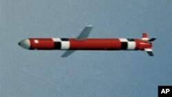 Foto yang dirilis oleh Kementrian Pertahanan Korsel ini menunjukkan uji-coba rudal balistik Korsel di sebuah lokasi yang dirahasiakan (19/4).