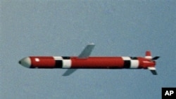 Foto yang dirilis oleh Kementrian Pertahanan Korea Selatan ini menunjukkan uji-coba rudal balistik Korsel di sebuah lokasi yang dirahasiakan di negara itu (19/4).