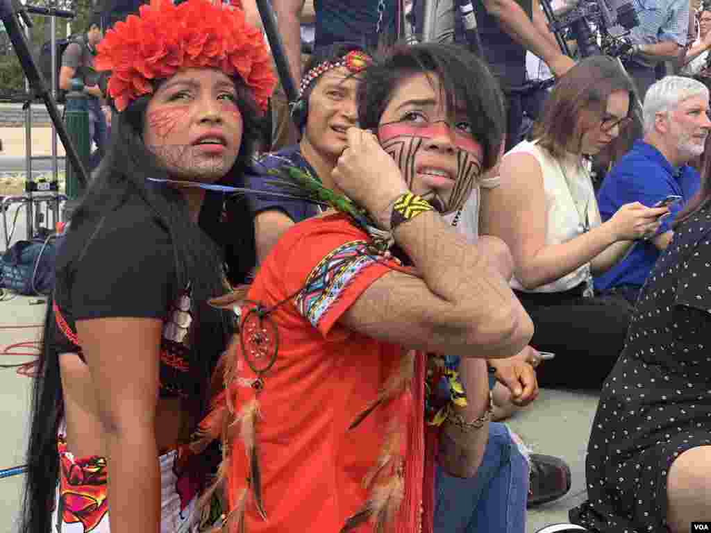 ក្រុម​អ្នកចូលរួម​ជា​យុវជន​អង្គុយ​ផ្ទាល់​នឹង​កម្រាល​បេតុង​នៅក្នុង​សន្និសីទ​ព័ត៌មាន​ស្តីពី​ការ​ប្រែប្រួល​អាកាសធាតុ​នៅ​ខាង​មុខ​​ តុលាការ​កំពូល​សហរដ្ឋ​អាមេរិក​ក្នុង​រដ្ឋធានី​វ៉ាស៊ីនតោន​ ថ្ងៃទី១៨​ ខែ​ កញ្ញា​ ឆ្នាំ​២០១៩។ (ហ៊ុល រស្មី/VOA)