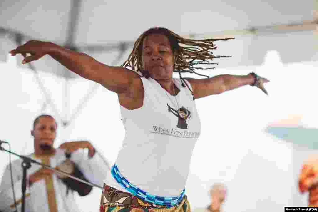 Une spectatrice danse sur la musique d'Amadou Kouyate jouant de la Kora à Dance Place, à Washington D.C., le 5 juin 2017. (VOA/Nastasia Peteuil)
