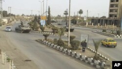 Tank-tank Suriah siaga di dekat pangkalan udara Deir al-Zour, Suriah timur (foto: dok).