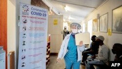 Suasana di Unit Penelitian Pernafasan dan Meningeal Pathogens (RMPRU) Rumah Sakit Chris Hani Baragwanath di Soweto, Afrika Selatan, 14 Juli 2020. (Foto: Luca Sola / AFP).
