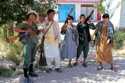 Jamiyati Islomiy partiyasi rahbari Ato Muhammad Nur yetakchilidagi guruh a'zolari Tolibonga qarshi kurashmoqda, Mozori Sharif, 10-avgust, 2021