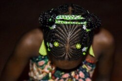 Seorang wanita menampilkan gaya rambut Afro selama kontes ke-9 penata rambut Afro. (Foto: AFP/Luis Robayo)