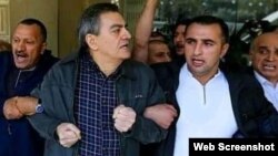 Əli Kərimli, Tofiq Yaqublu və Niyaməddin Əhmədov aksiya zamanı (Arxiv foto)