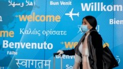 미국 뉴욕 존 F. 케네디 국제공항 이용객이 마스크를 쓴 채 이동하고 있다. (자료사진)