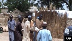 Para pria menggotong seorang korban setelah penyerangan oleh kelompok militan Boko Haram saat berlangsung pemakaman di Budu, dekat Maiduguri, northeast Nigeria, July 28, 2019.