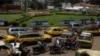 Voitures et motos-taxis aux heures de pointe dans la rue à Conakry, en Guinée, le jeudi 9 septembre 2021.(AP Photo/ Sunday Alamba)
