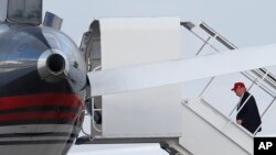 Novoizabrani predsednik Donald Tramp ukrcava se u svoj avion u Palm Biču, 27. novembra 2016. 