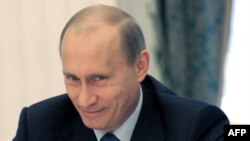 Vladimir Putin gələn mart ayı keçiriləcək prezident seçkilərində iştirak edəcəyini bəyan edib