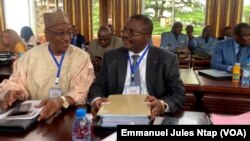 Samuel Dieudonné Ivaha, gouverneur de la région du Littoral, dont Douala, au cours d’une réunion de sécurité à Yaoundé, au Cameroun. (Emmanuel Jules Ntap / VOA)
