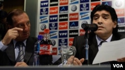 Carlos Bilardo a rejoint l’école technique de Maradona dans les anneaux de "Pibe". Voir les réunions pour "Albiceleste" en Afrique du Sud et un monde de loisirs.