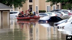 Des résidents de Houston évacués lors d’inondations le 19 avril 2016.