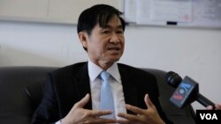 Hang Puthea, the spokesperson of NEC, gives an interview to VOA Khmer in NEC headquarters in Phnom Penh, Cambodia, June 06, 2017. (Hean Socheata/VOA Khmer)