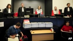 جریان محاکمۀ داکتر فرانسوی به تجاوز و آزار جنسی ۲۹۹ بیمار متهم استږ