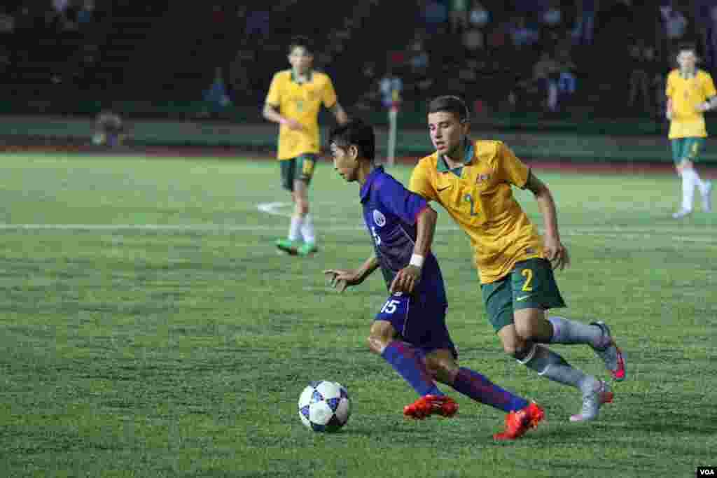 ការ​ប្រកួត​បាល់​ទាត់​ពាន​រង្វាន់​យុវជន​អាស៊ាន​ក្រោម​អាយុ​១៦​ រវាងក្រុមជម្រើសជាតិកម្ពុជា និង អូស្រ្តាលី កាលពីថ្ងៃទី៣០ ខែកក្កដា ឆ្នាំ២០១៥ នៅពហុកីឡាដ្ឋានជាតិអូឡាំពិក។ កម្ពុជាបានចាញ់អូស្រ្តាលី ក្នុង​លទ្ធផល​០​ទល់​នឹង​៤​។ (ប៉ាង ចំណាន/VOA)