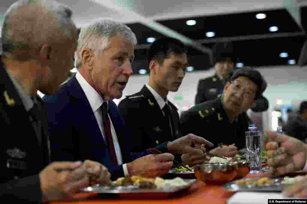 Secretary of Defense Chuck Hagel eats lunch with two non-commissioned officers and several Chinese military commissioned officers at the Non-Commissioned Officer Academy in Beijing, China, April 9, 2014. (Department of Defense)