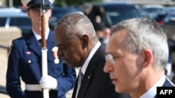 Menhan AS Lloyd Austin (kiri) menyambut Sekretaris Jenderal NATO Jens Stoltenberg di Pentagon hari Senin, 8 Juli 2024.